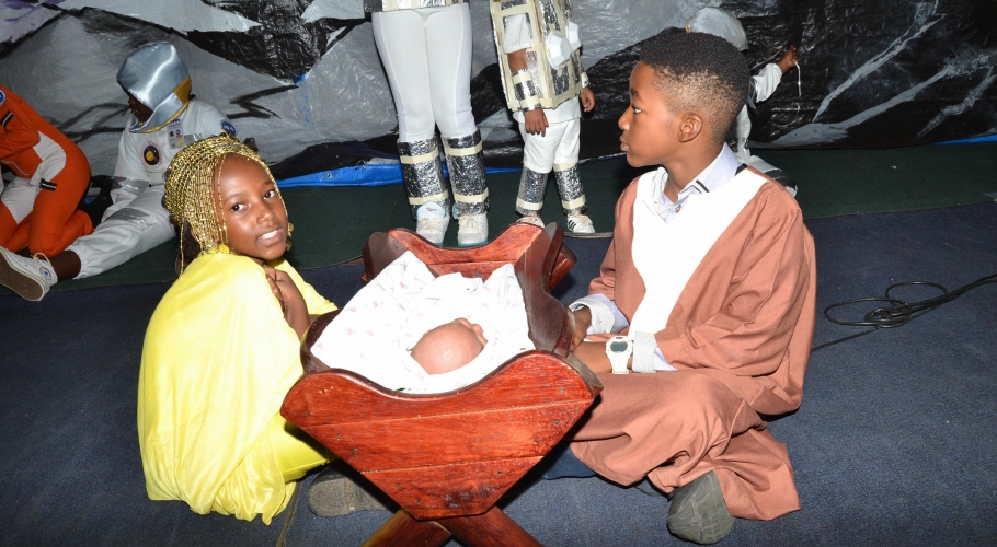 Entebbe Junior -  An Out of This World Christmas Production006