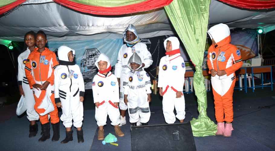 Entebbe Junior -  An Out of This World Christmas Production037