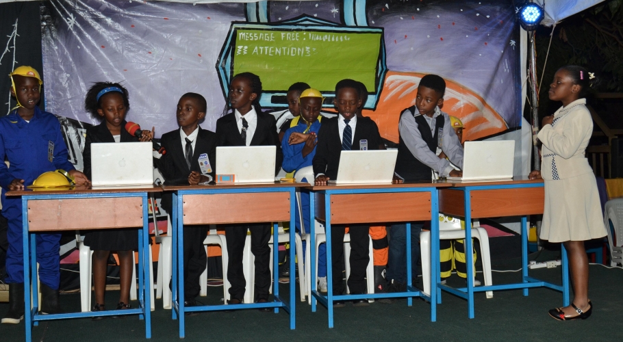 Entebbe Junior -  An Out of This World Christmas Production045