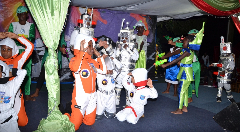 Entebbe Junior -  An Out of This World Christmas Production013