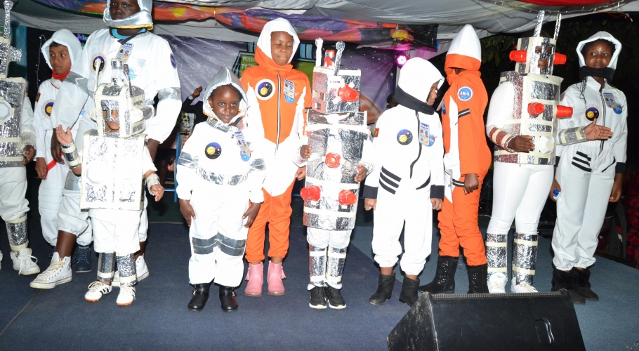 Entebbe Junior -  An Out of This World Christmas Production011