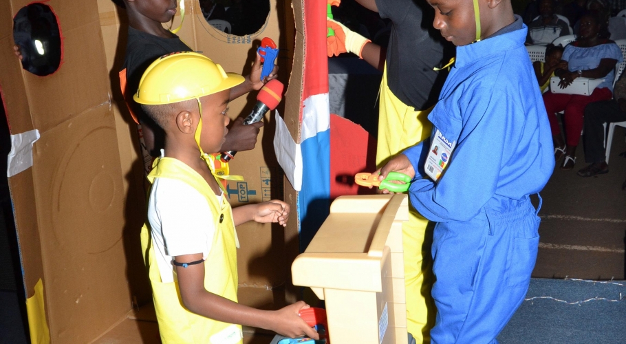 Entebbe Junior -  An Out of This World Christmas Production047
