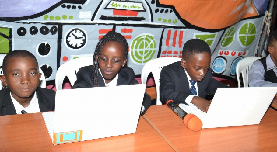 Entebbe Junior -  An Out of This World Christmas Production032