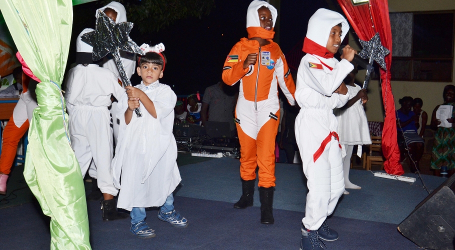 Entebbe Junior -  An Out of This World Christmas Production002