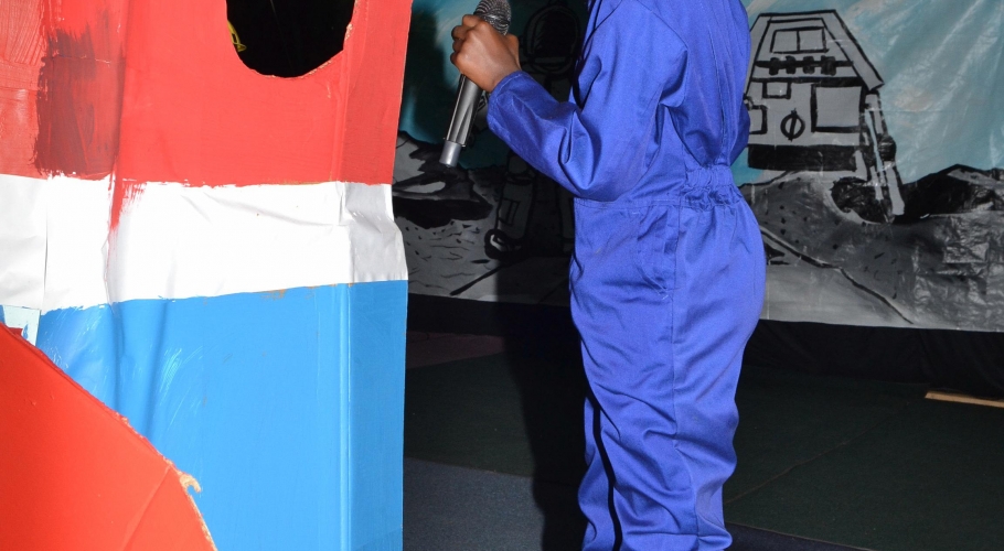 Entebbe Junior -  An Out of This World Christmas Production007