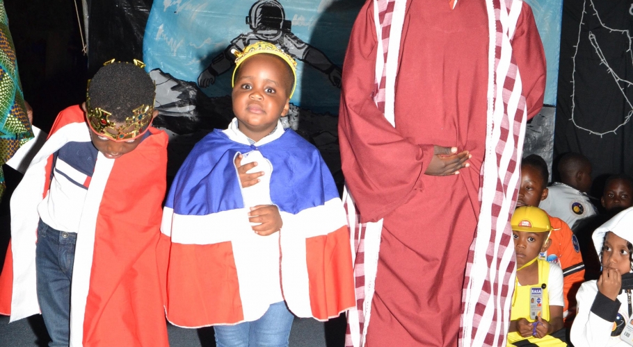 Entebbe Junior -  An Out of This World Christmas Production012