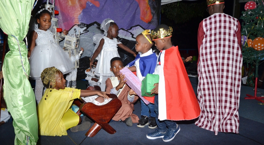 Entebbe Junior -  An Out of This World Christmas Production010